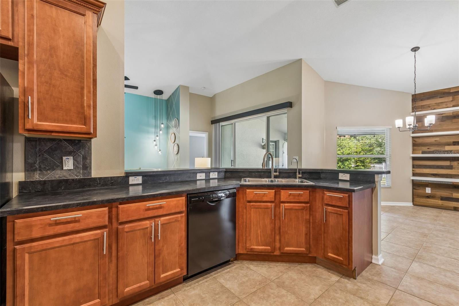 6736 PINE SPRINGS DR, WESLEY CHAPEL, FL, 33545