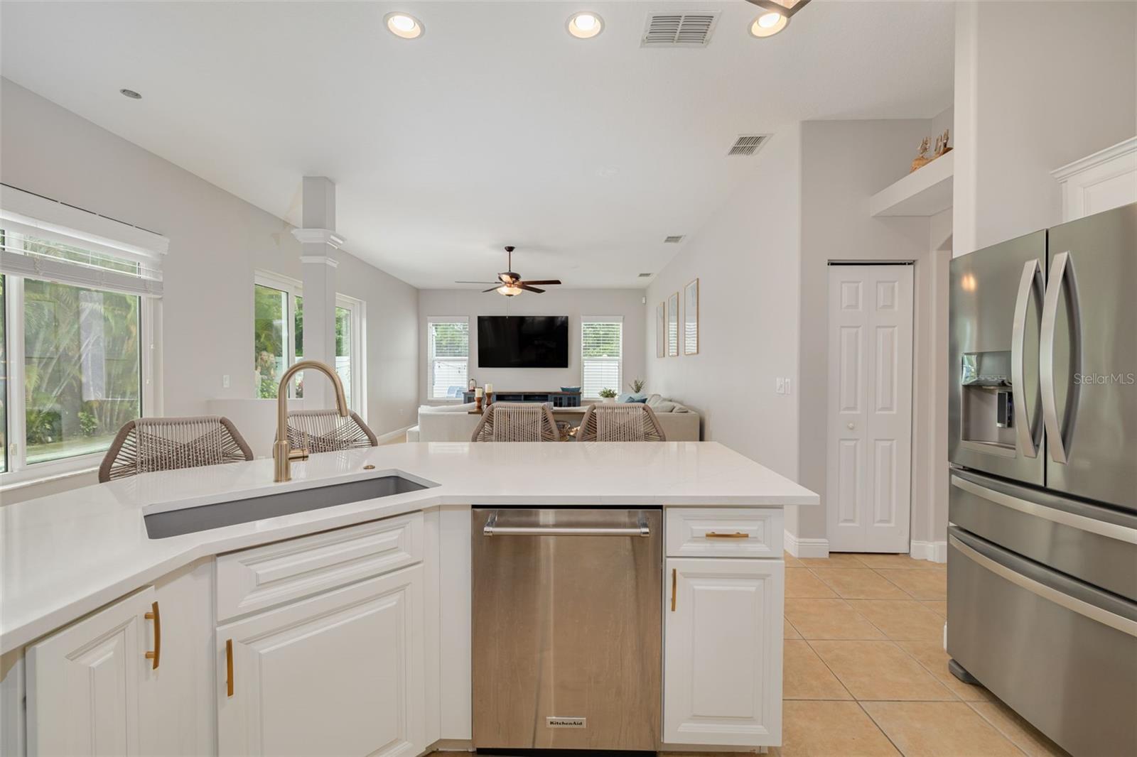 8253 WILD OAKS CIR, LARGO, FL, 33773