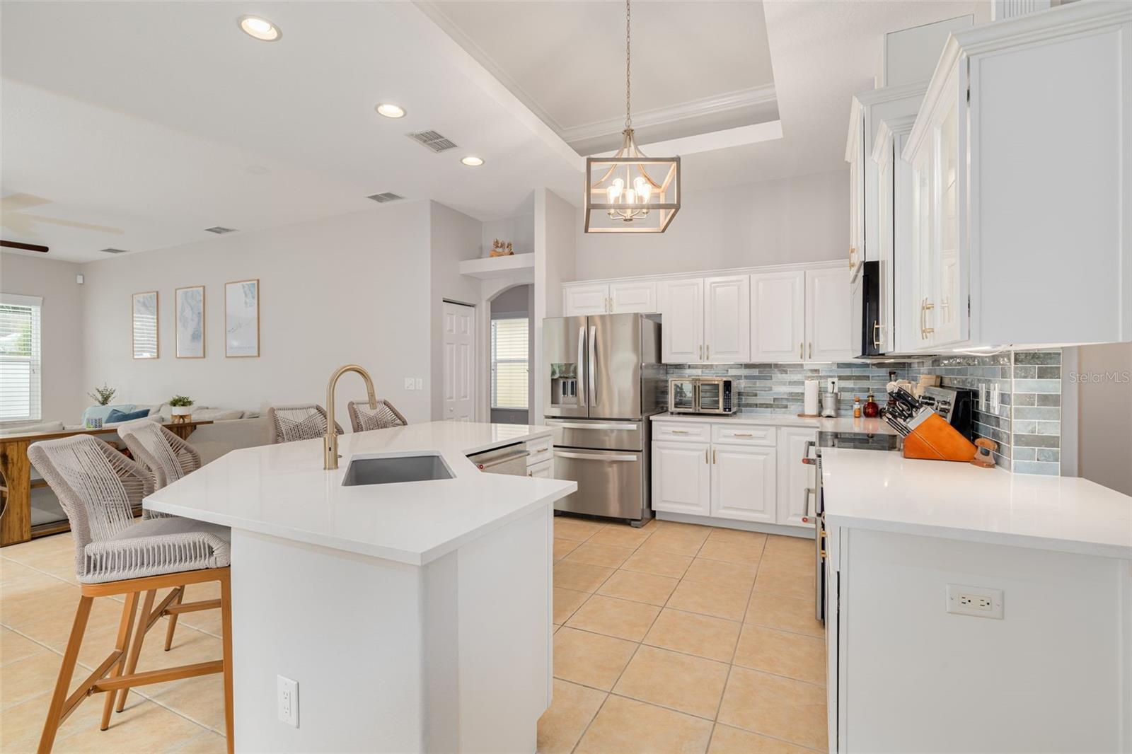 8253 WILD OAKS CIR, LARGO, FL, 33773