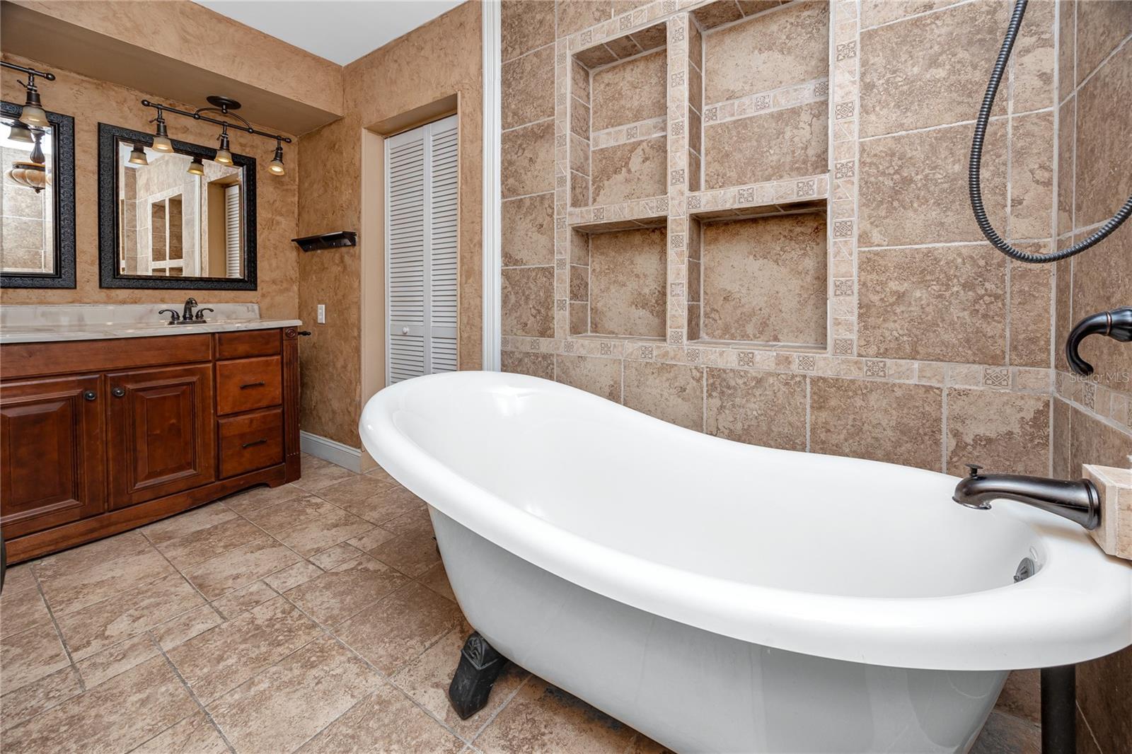 8759 ORIENT WAY NE, ST PETERSBURG, FL, 33702