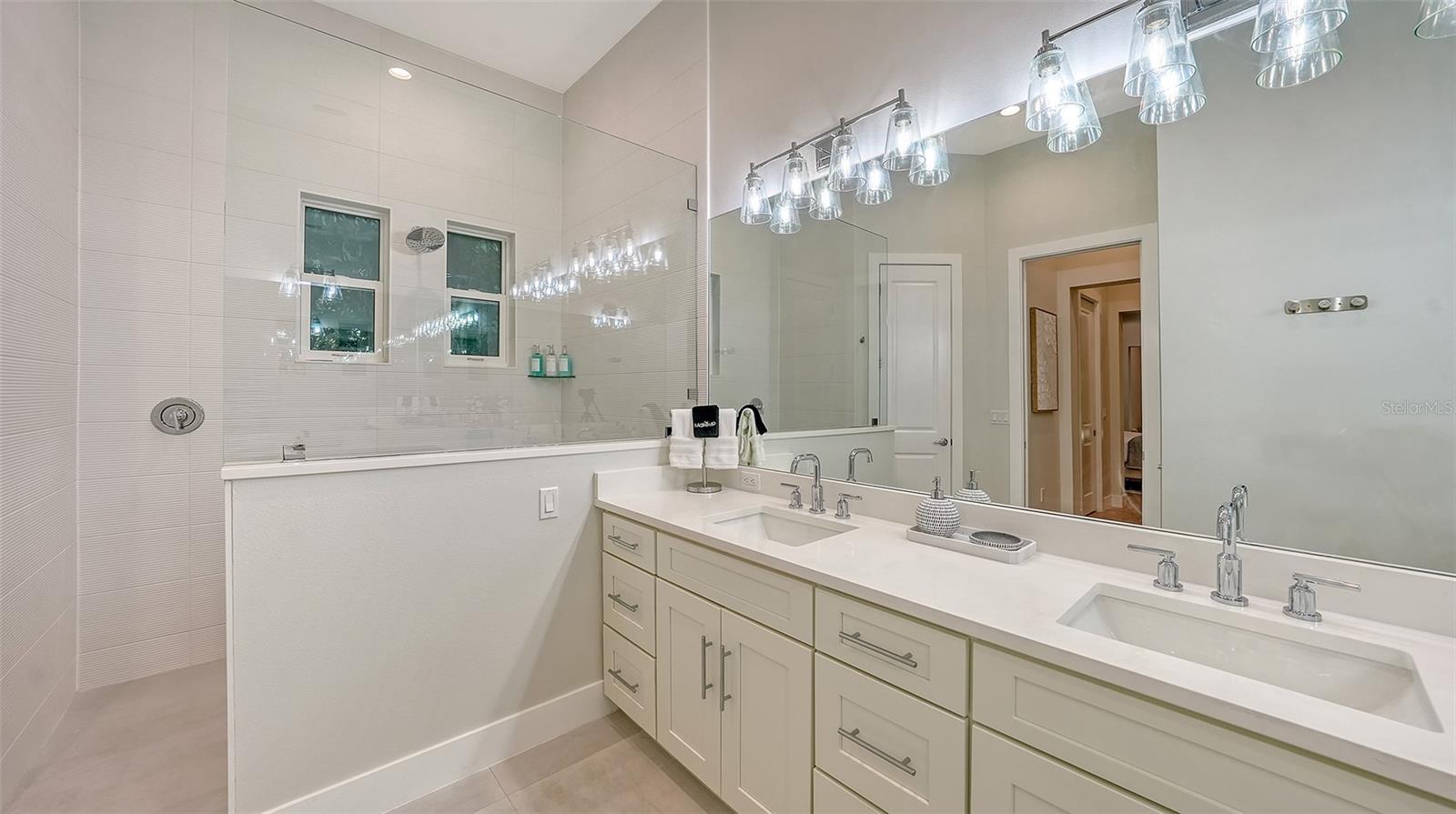 1537 SIESTA DR, SARASOTA, FL, 34239