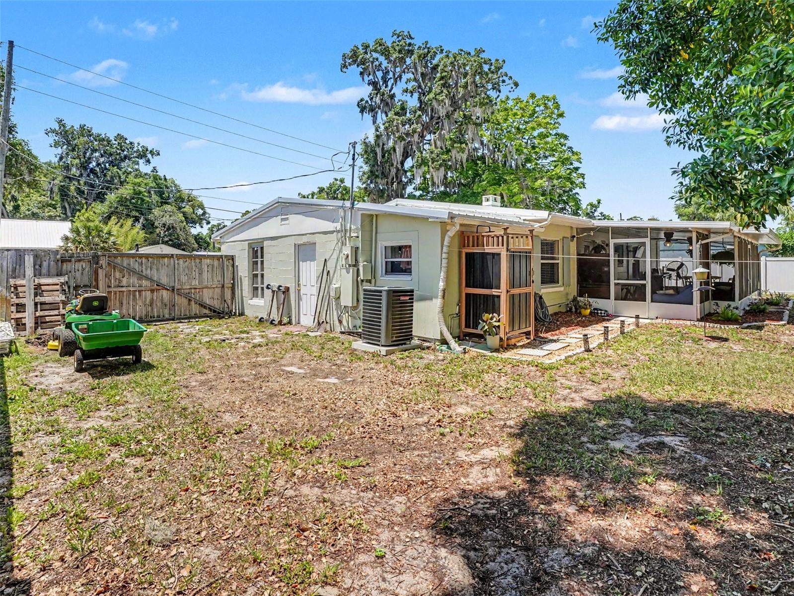 315 W 11TH AVE, MOUNT DORA, FL, 32757