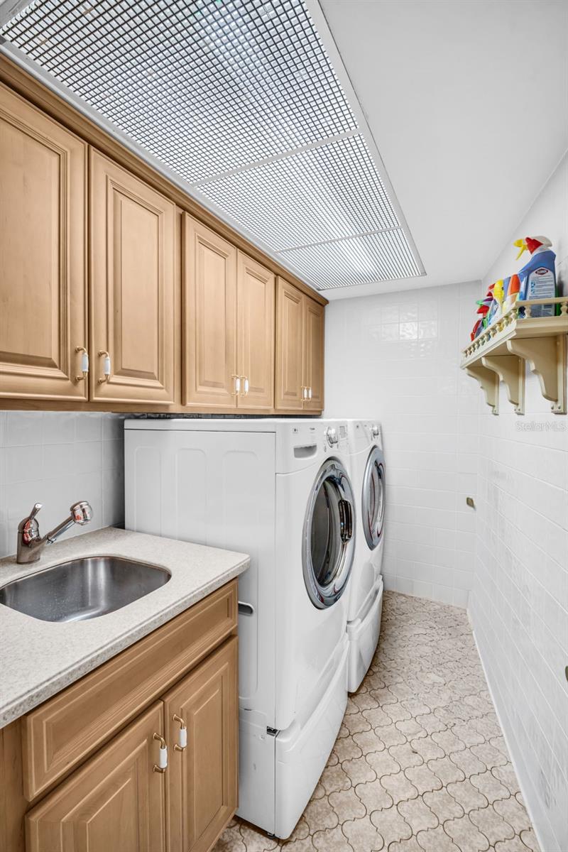 2041 CAROLINA AVE NE, ST PETERSBURG, FL, 33703