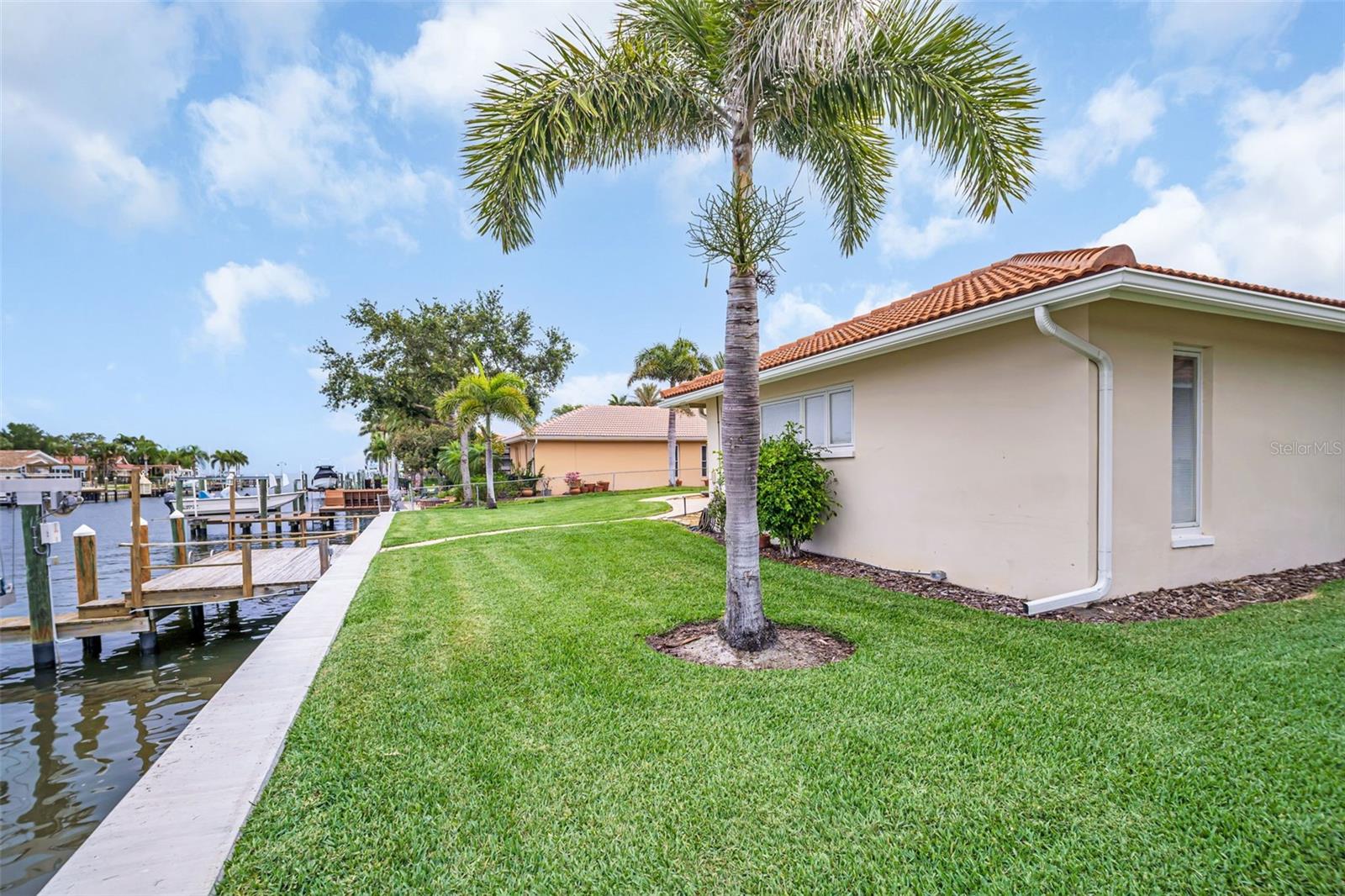 2041 CAROLINA AVE NE, ST PETERSBURG, FL, 33703