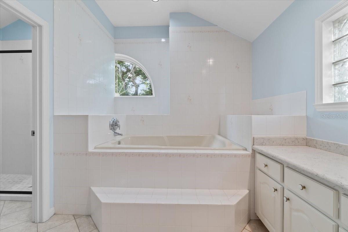 725 HERITAGE DR NE, WINTER HAVEN, FL, 33881
