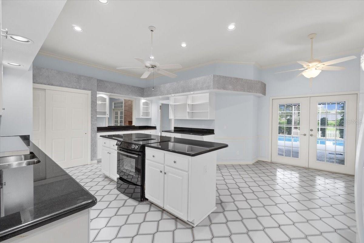 725 HERITAGE DR NE, WINTER HAVEN, FL, 33881