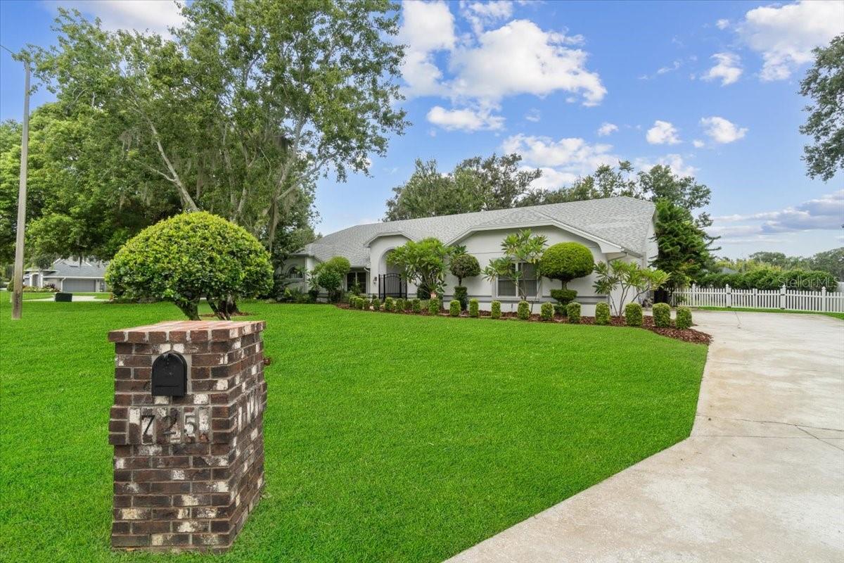 725 HERITAGE DR NE, WINTER HAVEN, FL, 33881