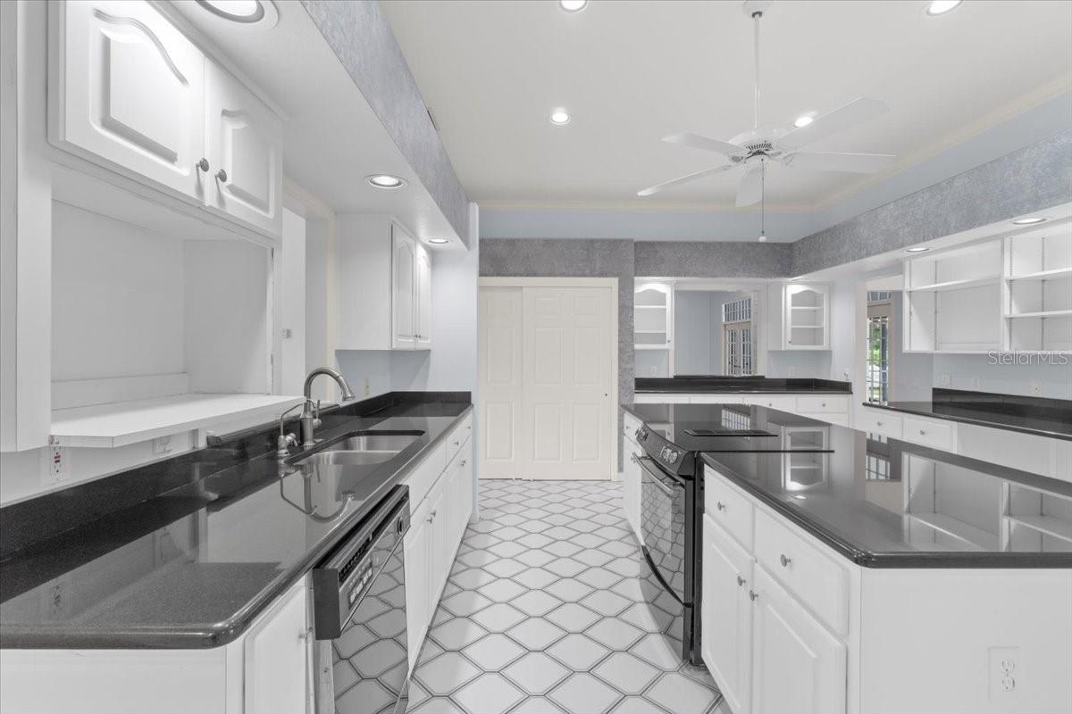 725 HERITAGE DR NE, WINTER HAVEN, FL, 33881