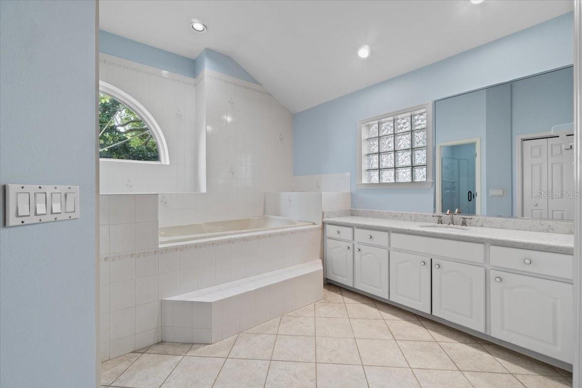 725 HERITAGE DR NE, WINTER HAVEN, FL, 33881