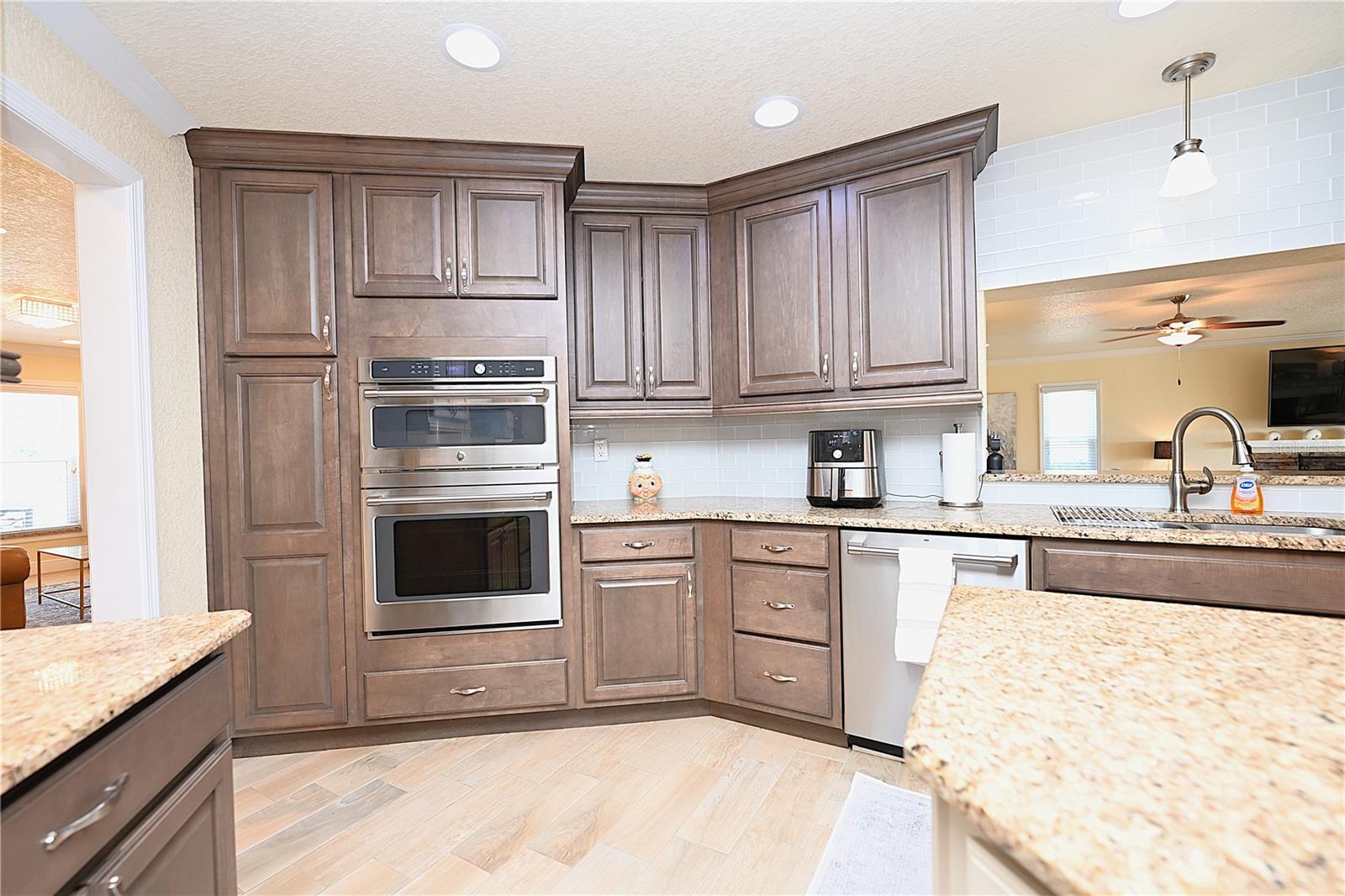 2240 LAKE ARIANA BLVD, AUBURNDALE, FL, 33823