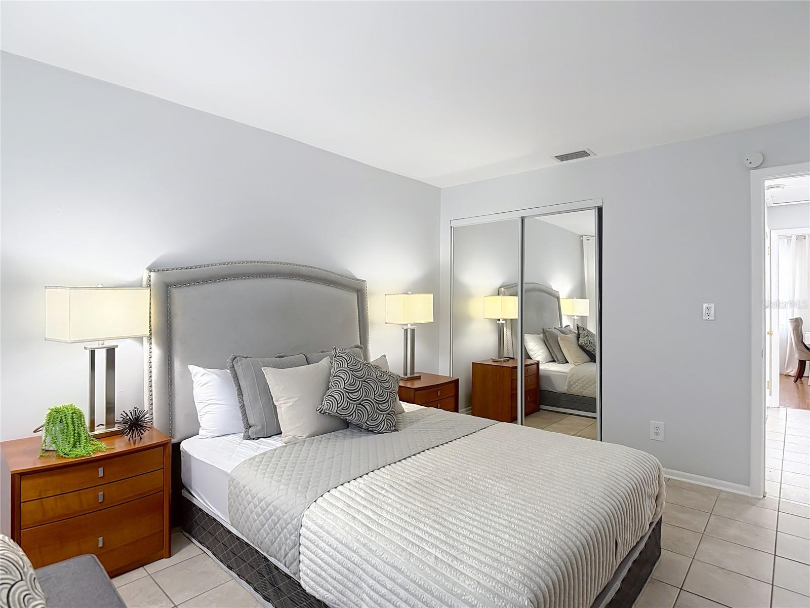 220 SE JEFFERSON CIR N, ST PETERSBURG, FL, 33703