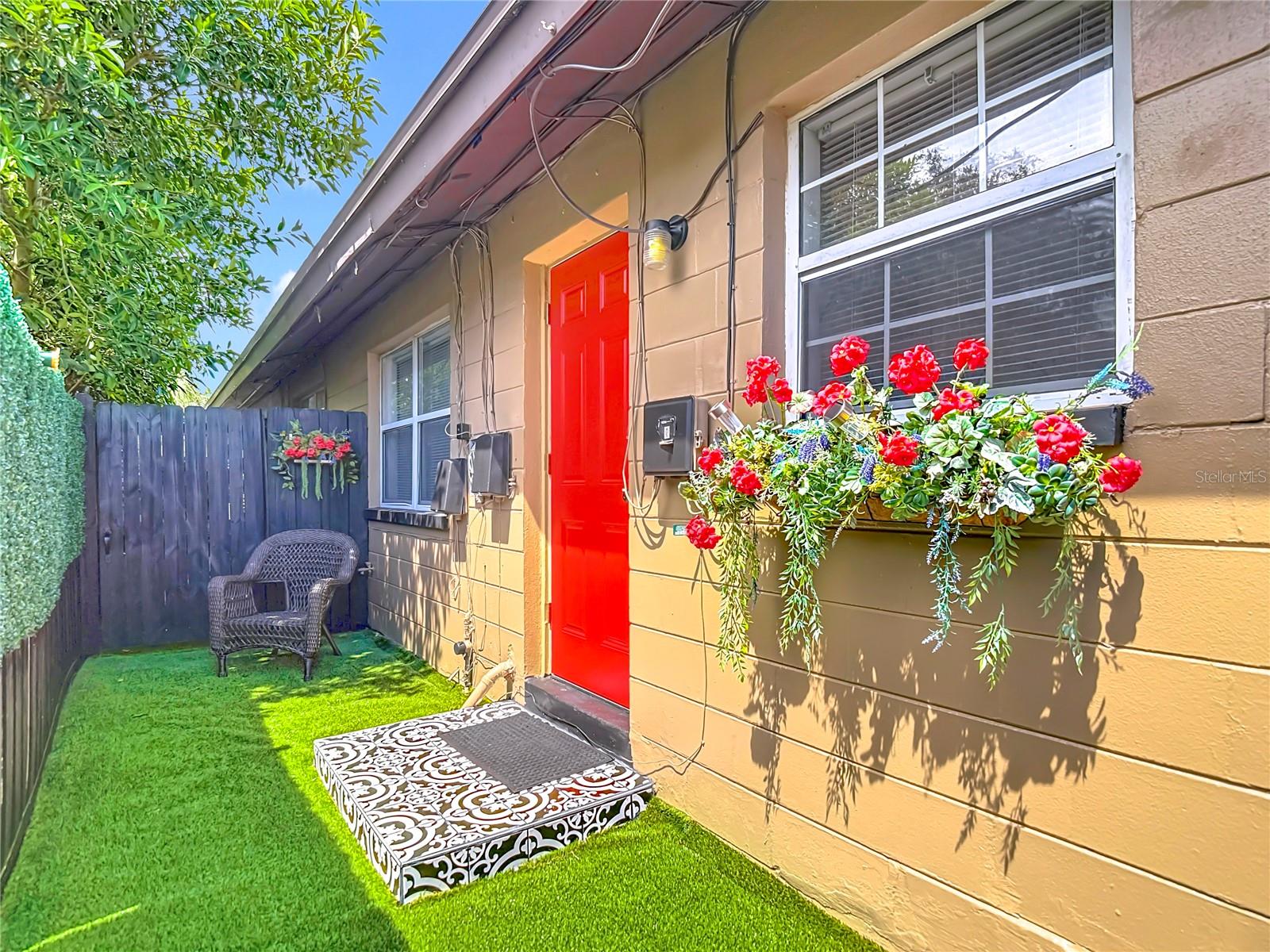 220 SE JEFFERSON CIR N, ST PETERSBURG, FL, 33703