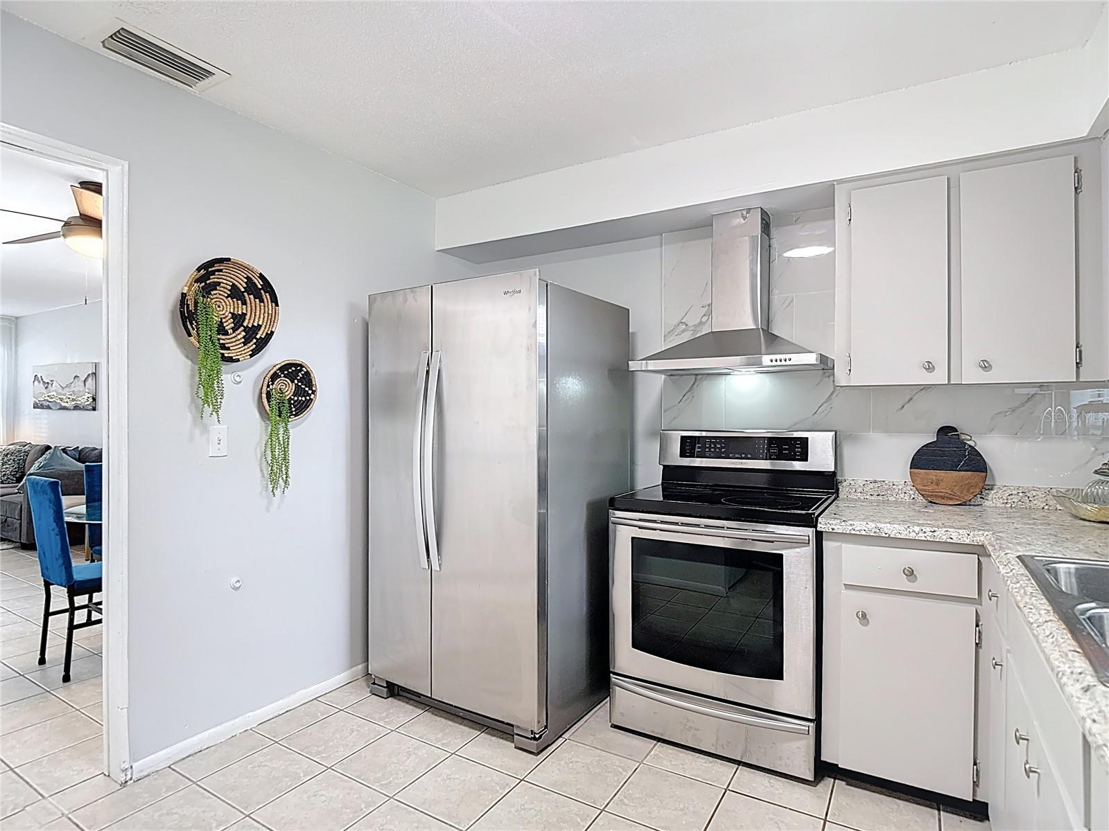 220 SE JEFFERSON CIR N, ST PETERSBURG, FL, 33703