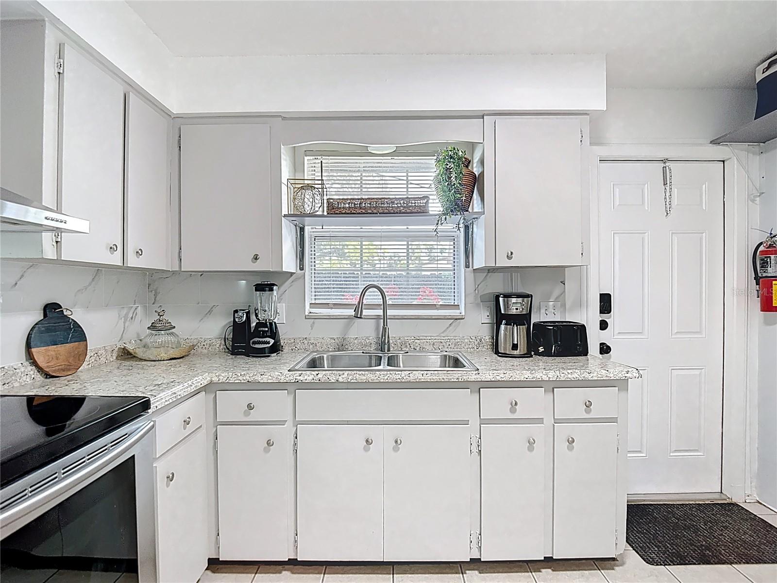220 SE JEFFERSON CIR N, ST PETERSBURG, FL, 33703