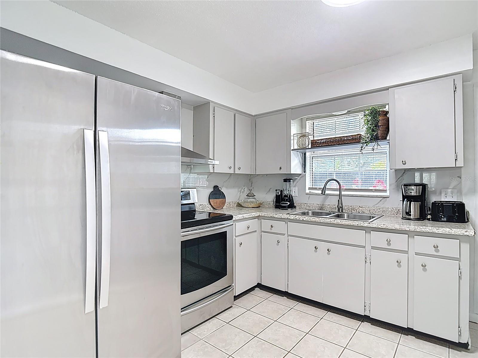 220 SE JEFFERSON CIR N, ST PETERSBURG, FL, 33703