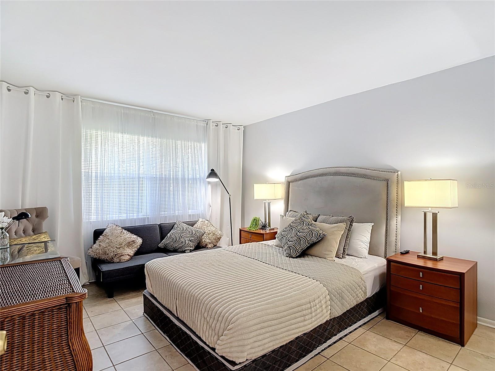 220 SE JEFFERSON CIR N, ST PETERSBURG, FL, 33703