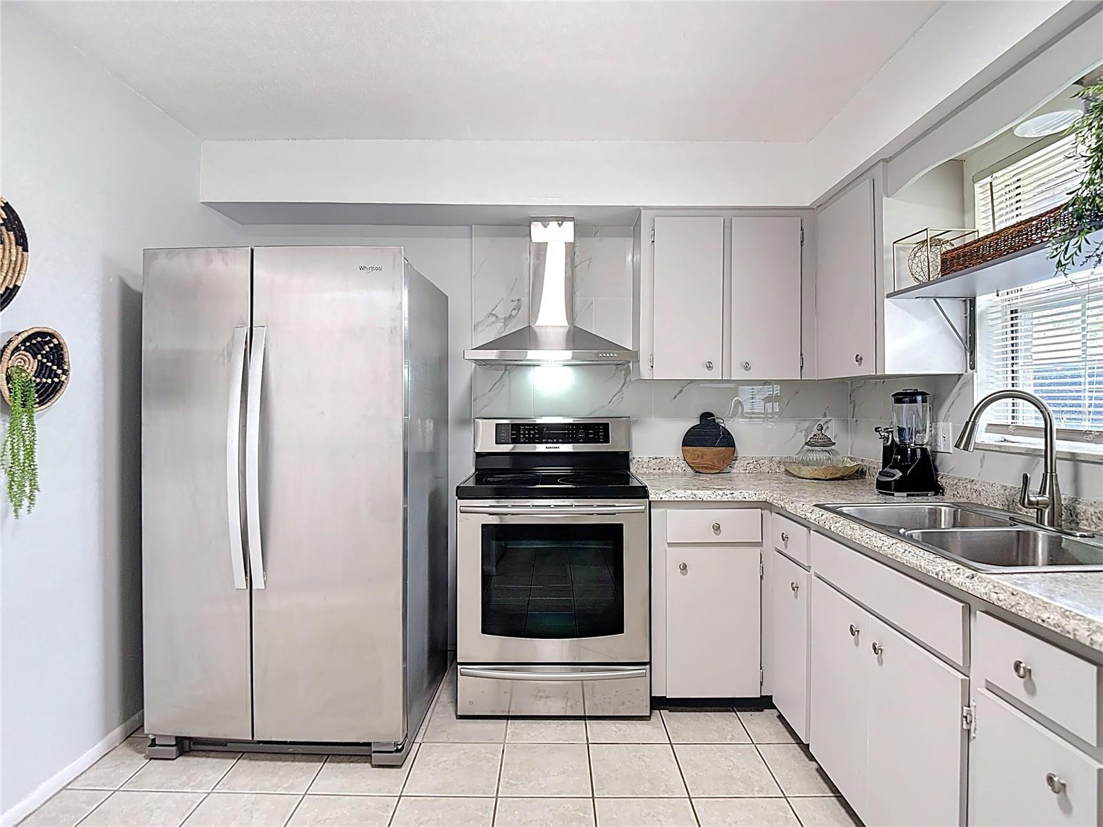 220 SE JEFFERSON CIR N, ST PETERSBURG, FL, 33703