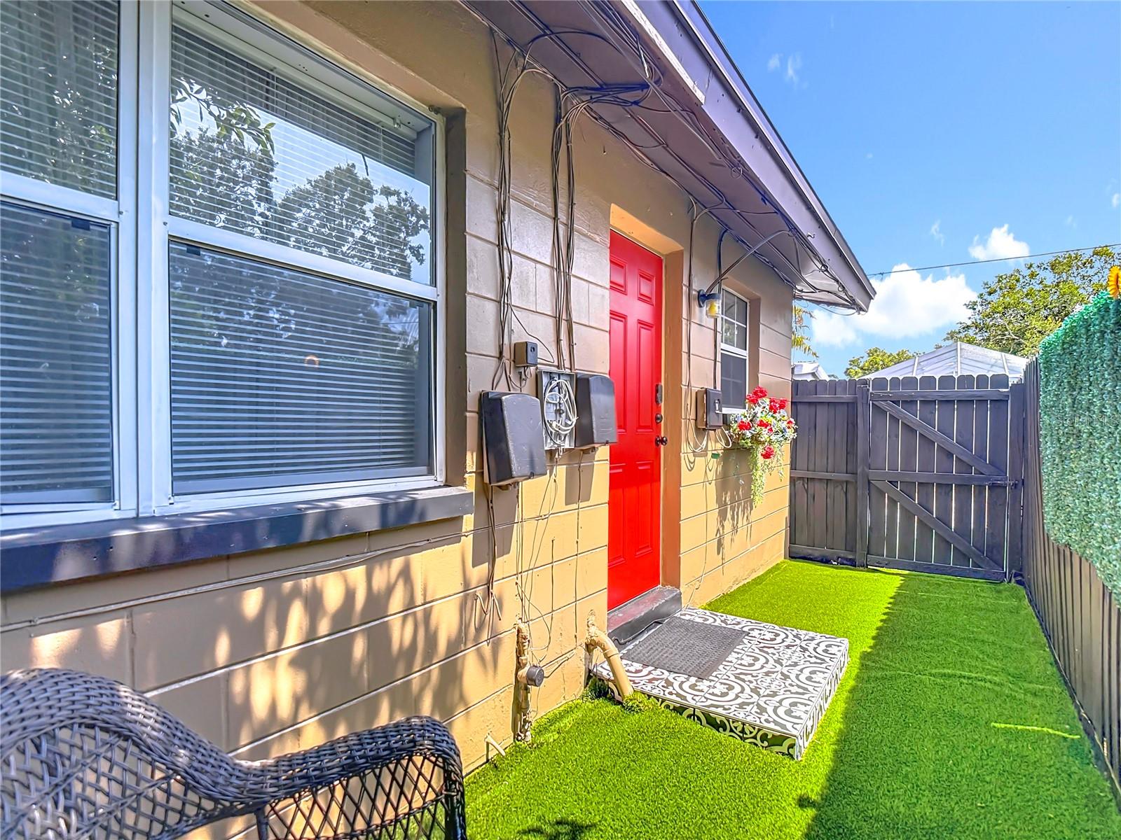 220 SE JEFFERSON CIR N, ST PETERSBURG, FL, 33703