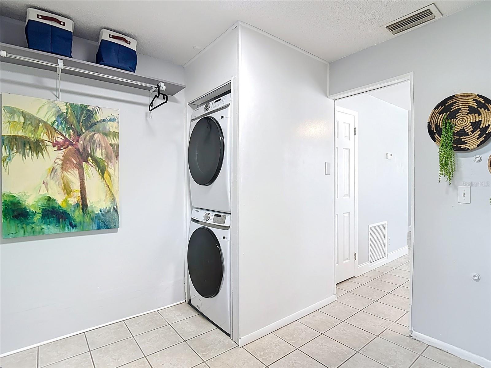 220 SE JEFFERSON CIR N, ST PETERSBURG, FL, 33703