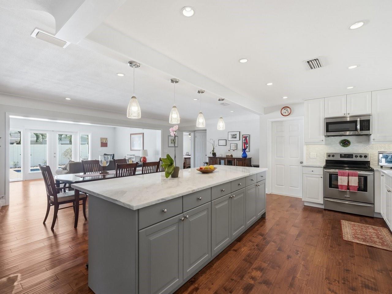3650 SHADY BLUFFS DR, LARGO, FL, 33770