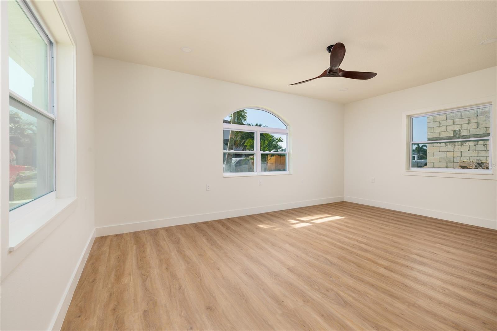 2063 ILLINOIS AVE NE, ST PETERSBURG, FL, 33703