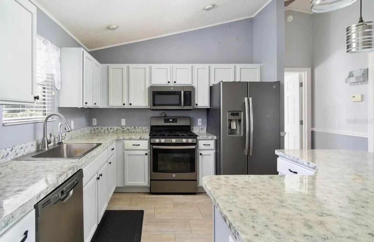 104 CHERRY BLOSSOM LN, LADY LAKE, FL, 32159