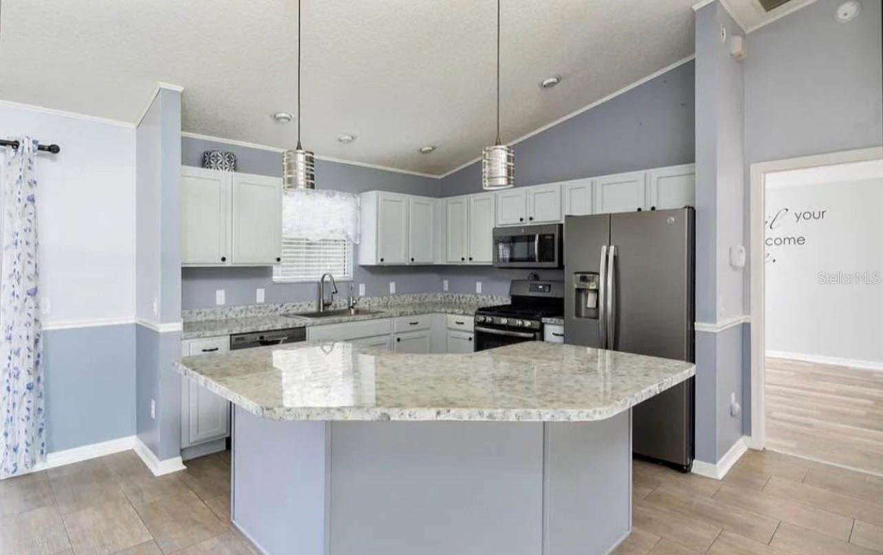 104 CHERRY BLOSSOM LN, LADY LAKE, FL, 32159