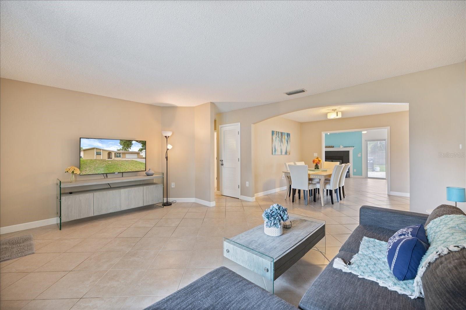 818 PLUM TREE LN, SARASOTA, FL, 34243