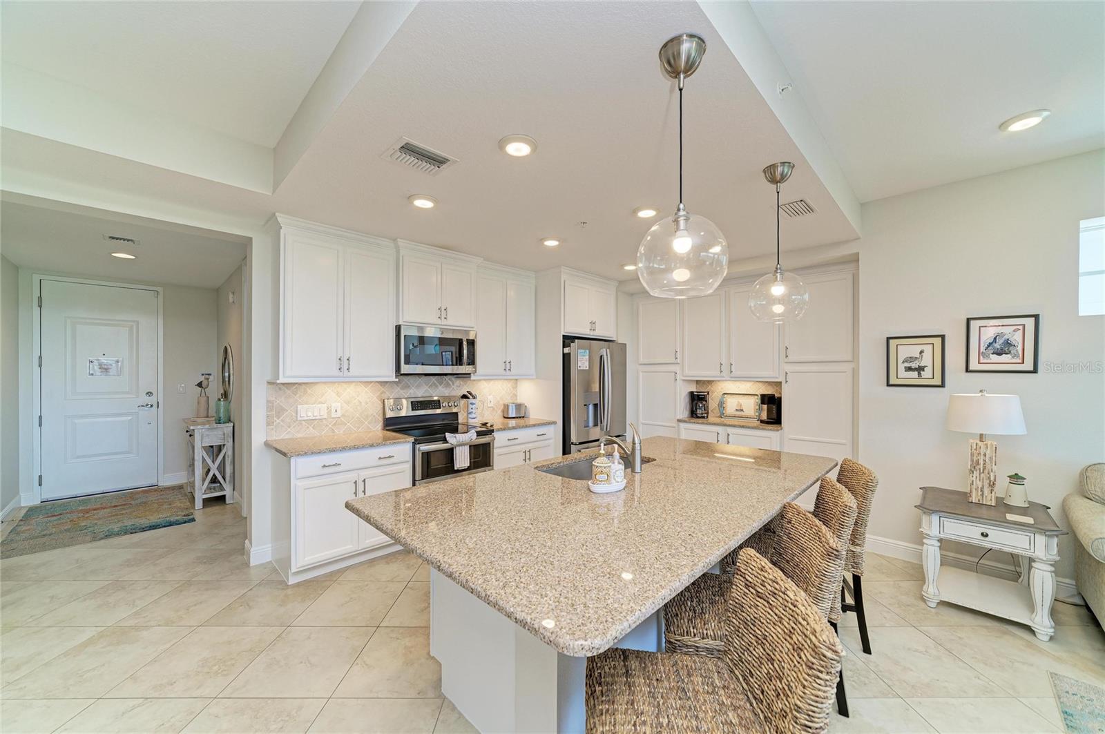 392 ARUBA CIR #102, BRADENTON, FL, 34209