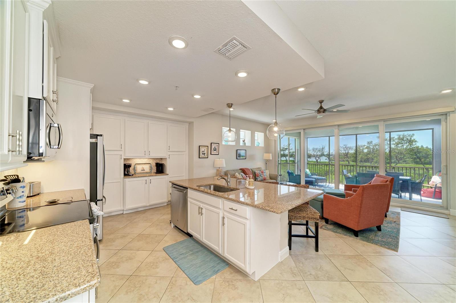 392 ARUBA CIR #102, BRADENTON, FL, 34209