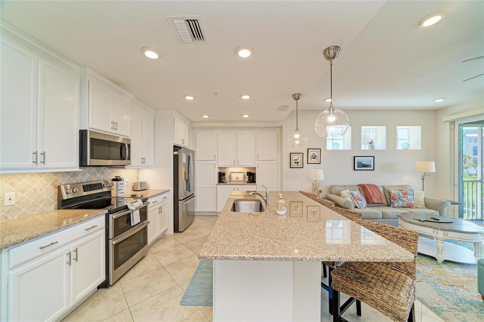 392 ARUBA CIR #102, BRADENTON, FL, 34209