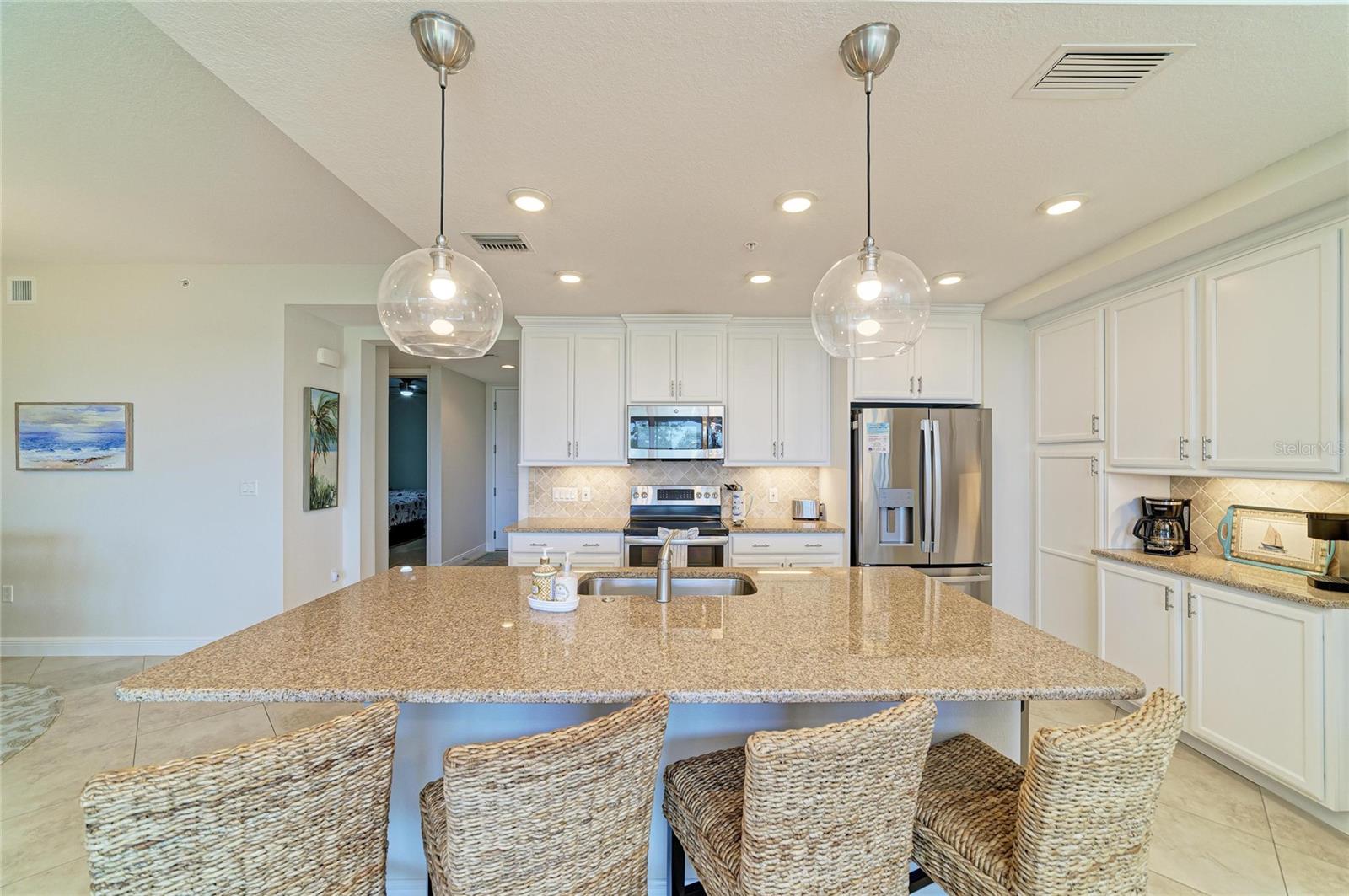 392 ARUBA CIR #102, BRADENTON, FL, 34209