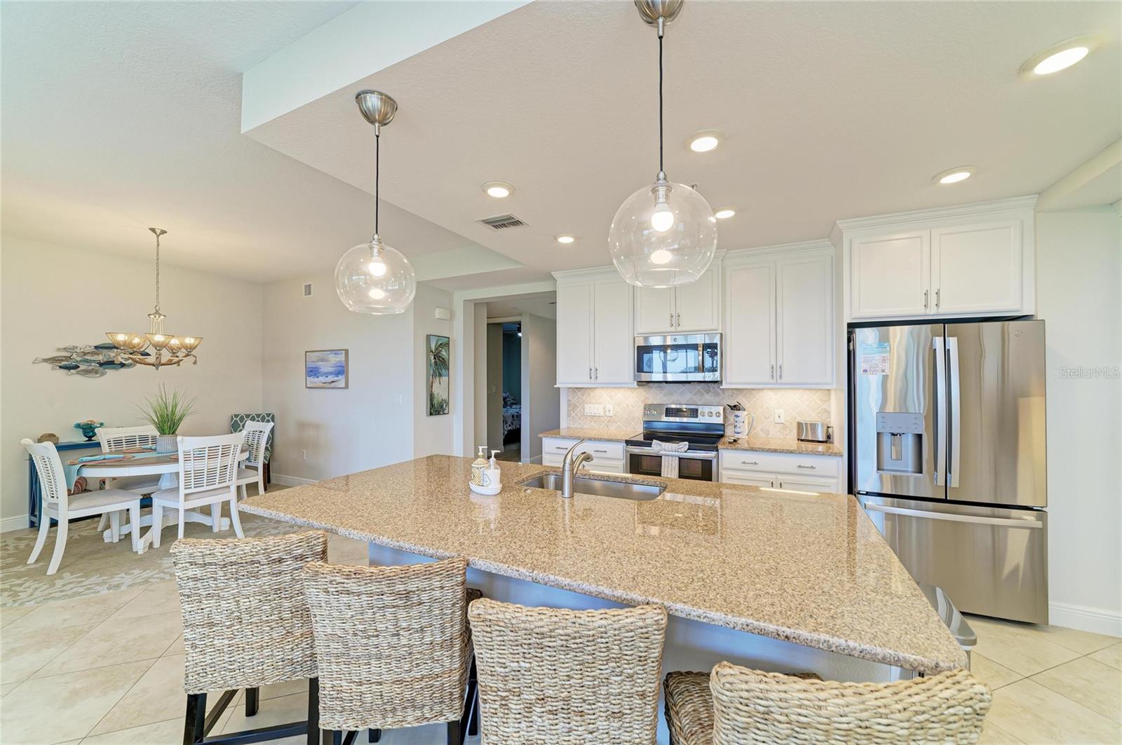 392 ARUBA CIR #102, BRADENTON, FL, 34209