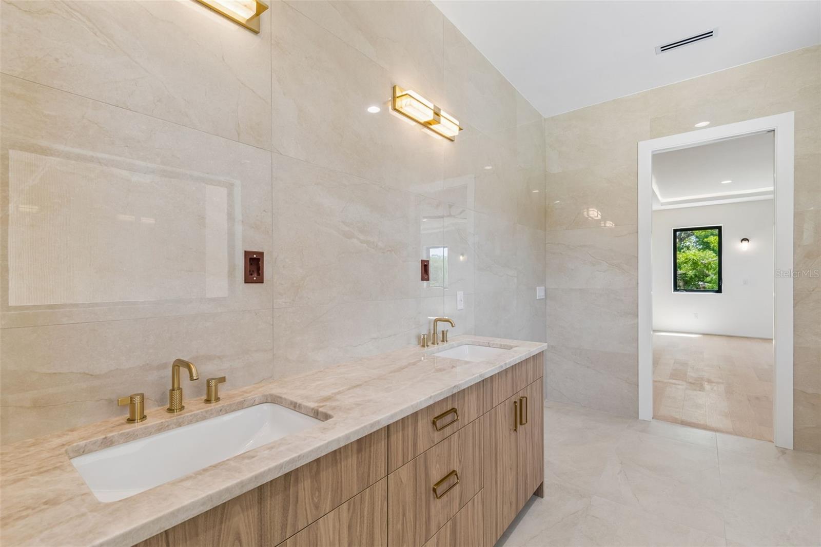206 S TREASURE DR, TAMPA, FL, 33609