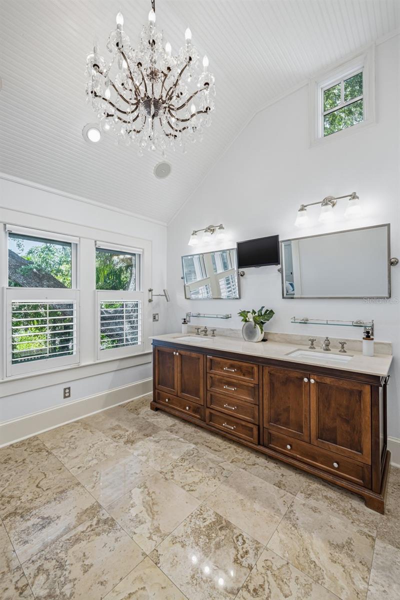 1811 W HILLS AVE, TAMPA, FL, 33606