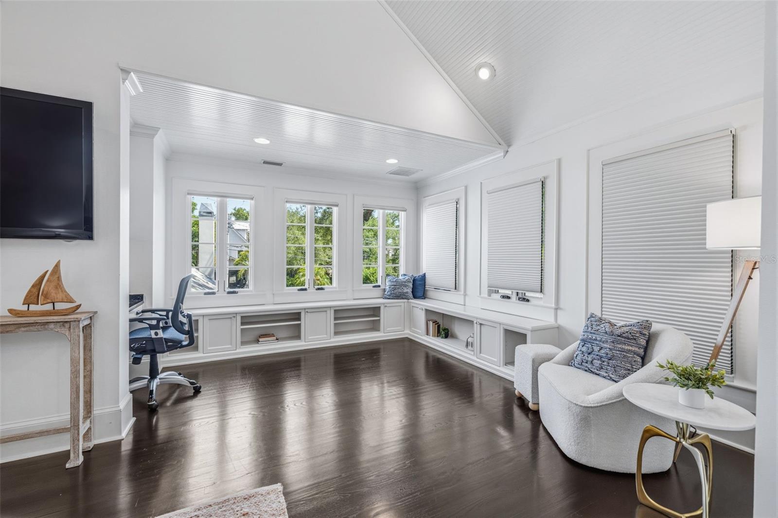 1811 W HILLS AVE, TAMPA, FL, 33606