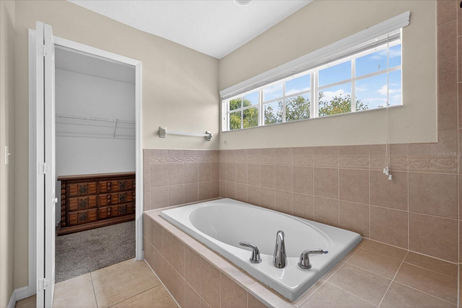8405 CANTERBURY LAKE BLVD, TAMPA, FL, 33619