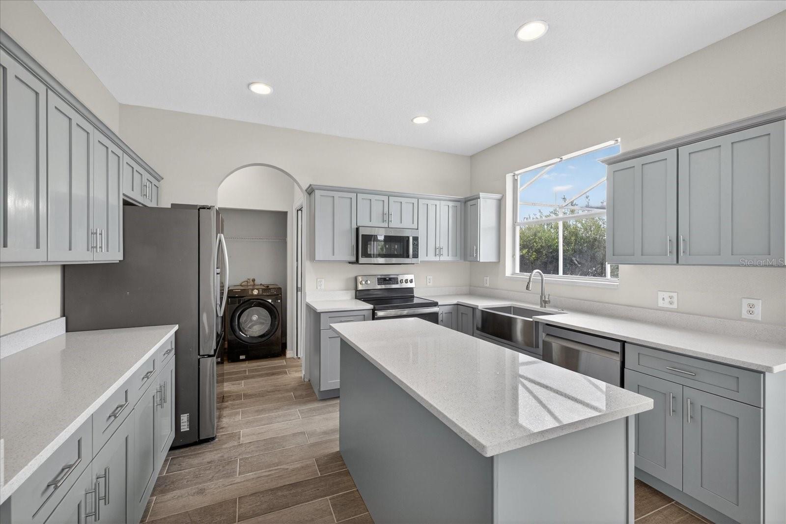 8405 CANTERBURY LAKE BLVD, TAMPA, FL, 33619