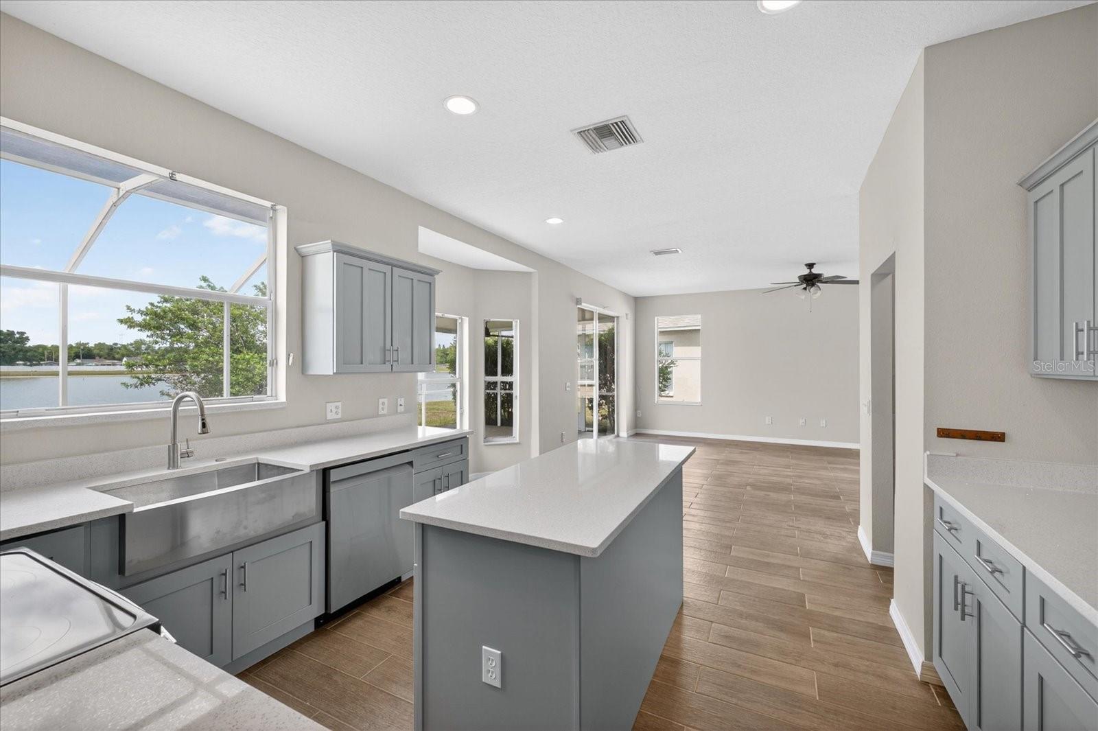 8405 CANTERBURY LAKE BLVD, TAMPA, FL, 33619