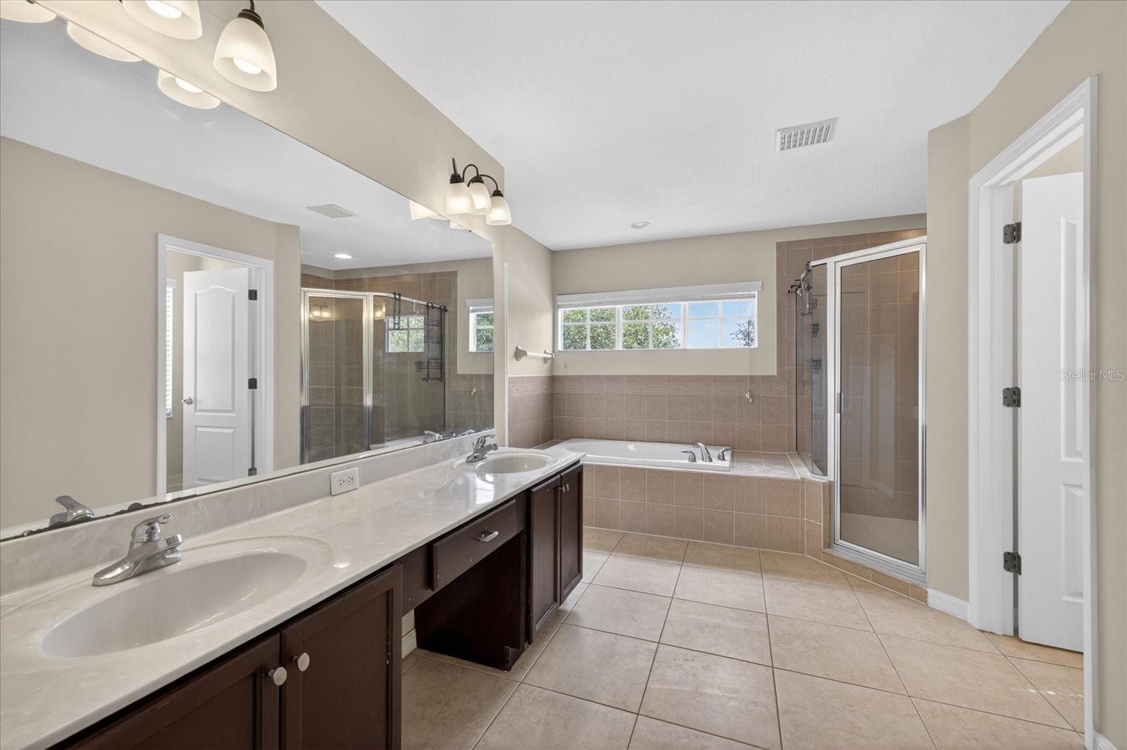 8405 CANTERBURY LAKE BLVD, TAMPA, FL, 33619
