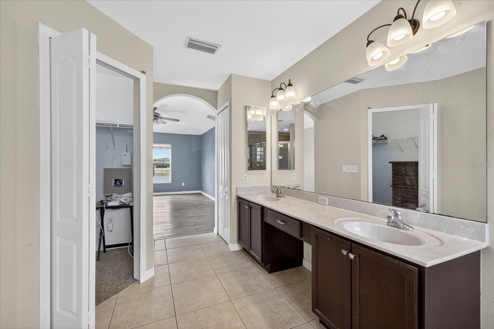 8405 CANTERBURY LAKE BLVD, TAMPA, FL, 33619