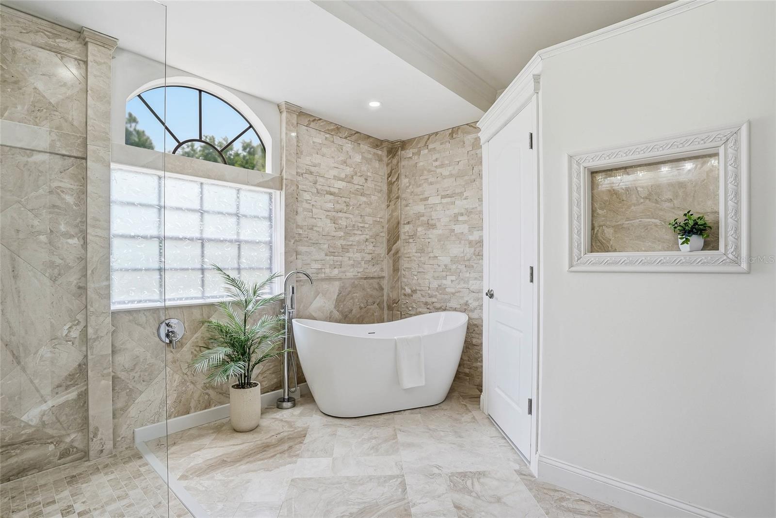 18740 WIMBLEDON CIR, LUTZ, FL, 33558
