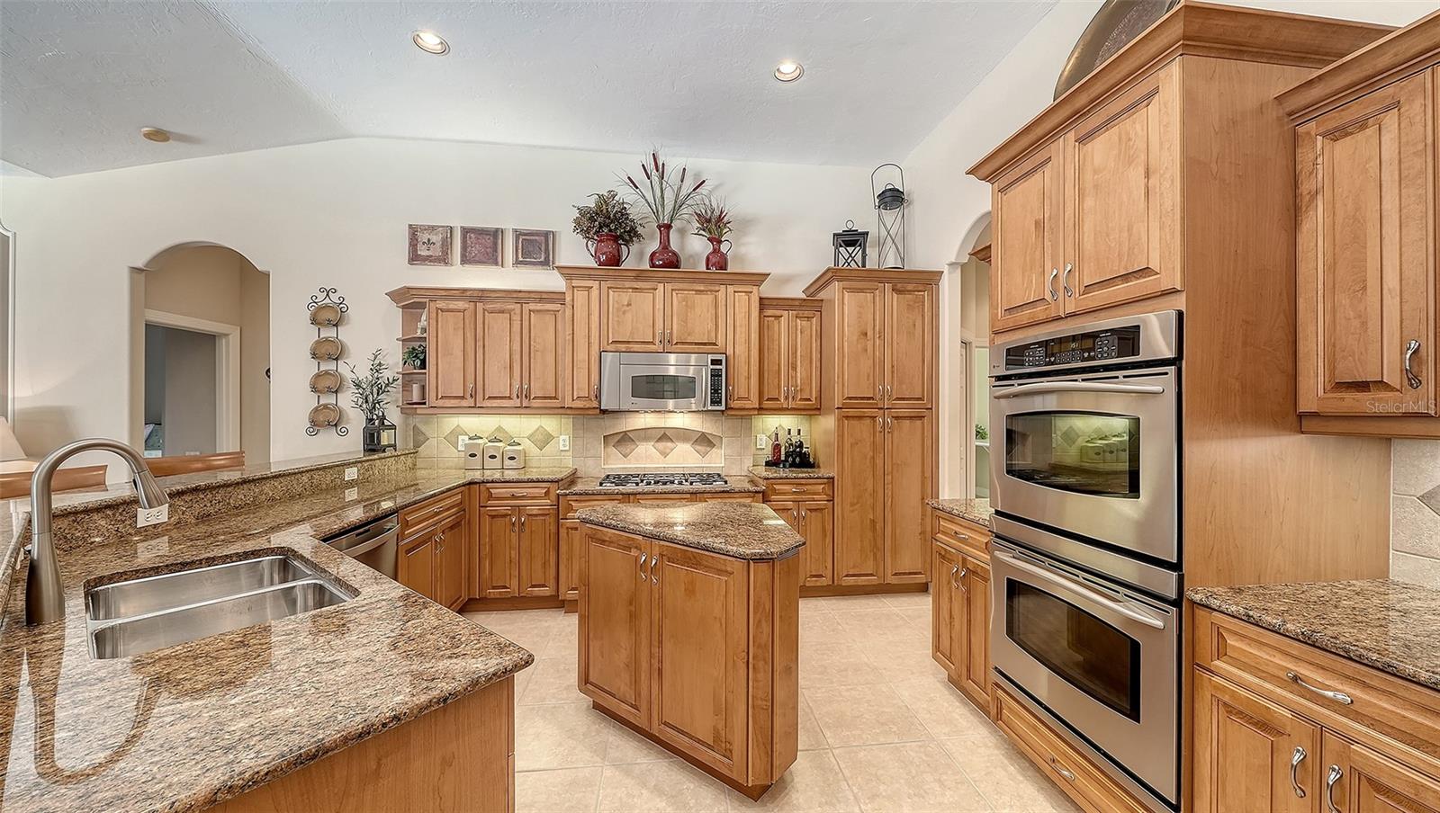 7507 ABBEY GLN, BRADENTON, FL, 34202