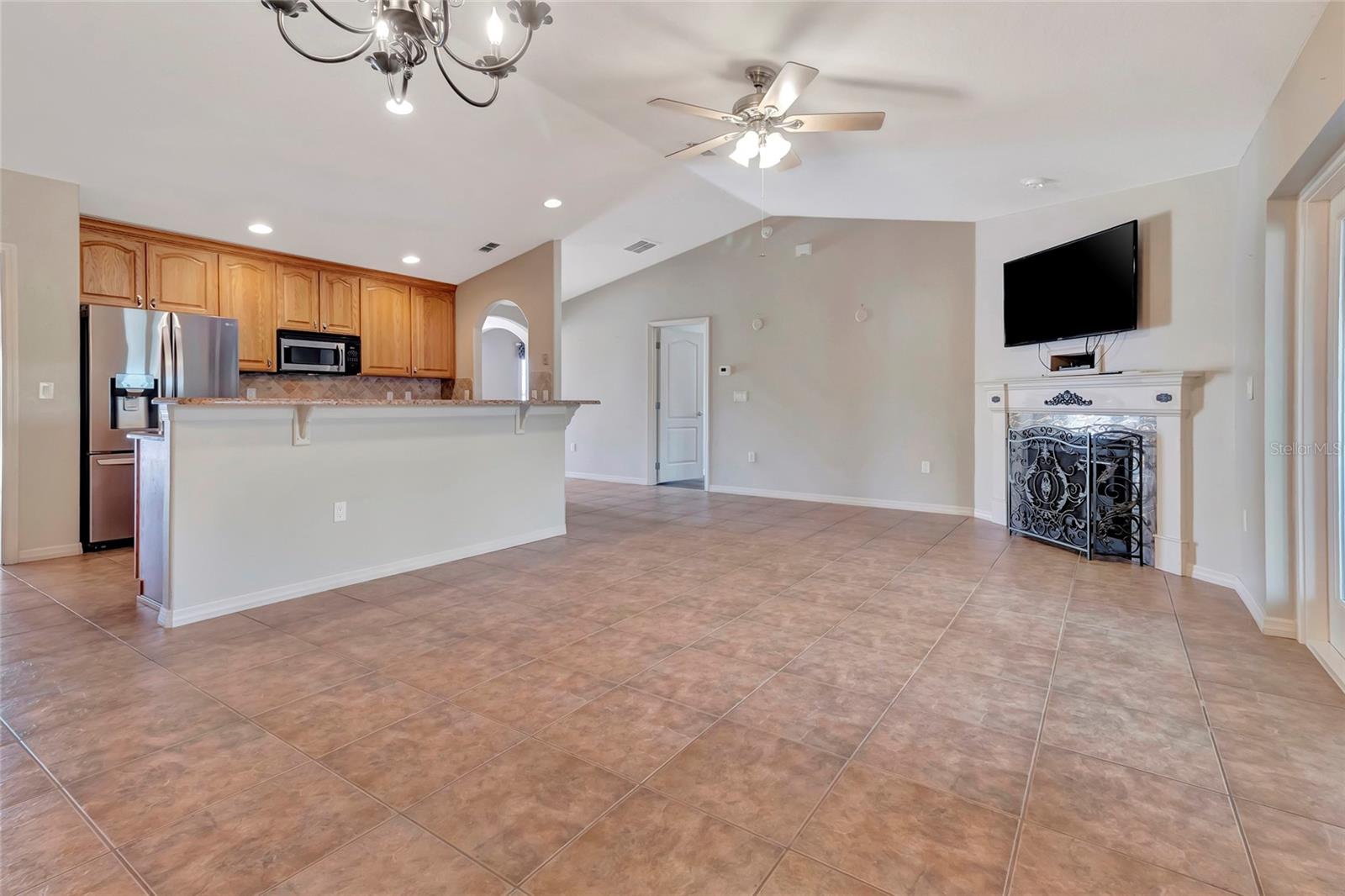 106 FAIRWAY CIR, UMATILLA, FL, 32784