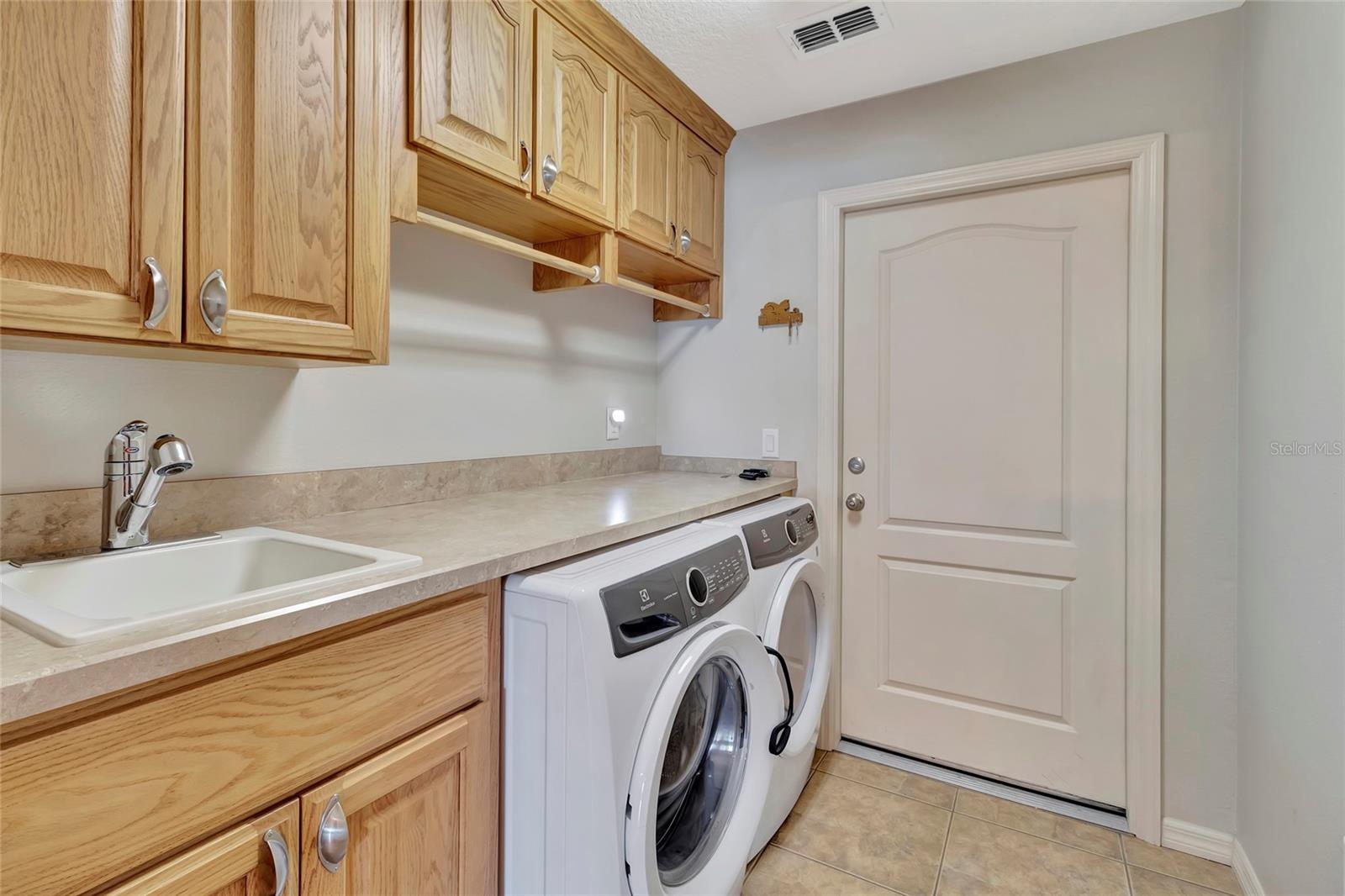 106 FAIRWAY CIR, UMATILLA, FL, 32784