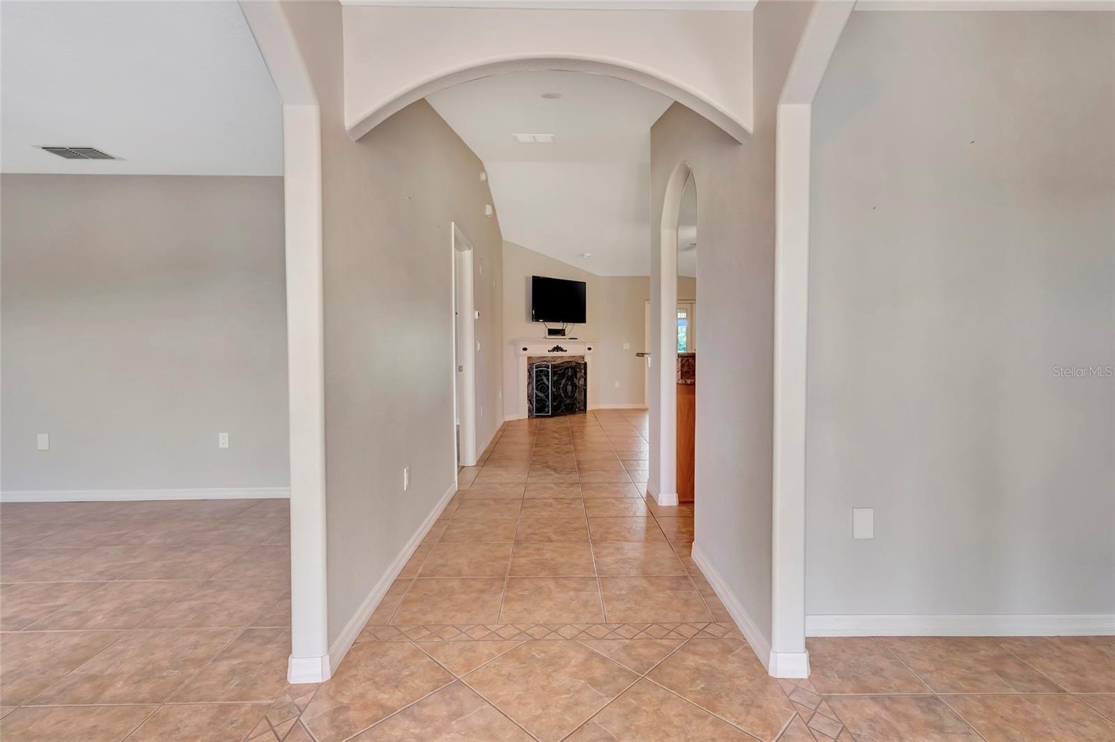 106 FAIRWAY CIR, UMATILLA, FL, 32784