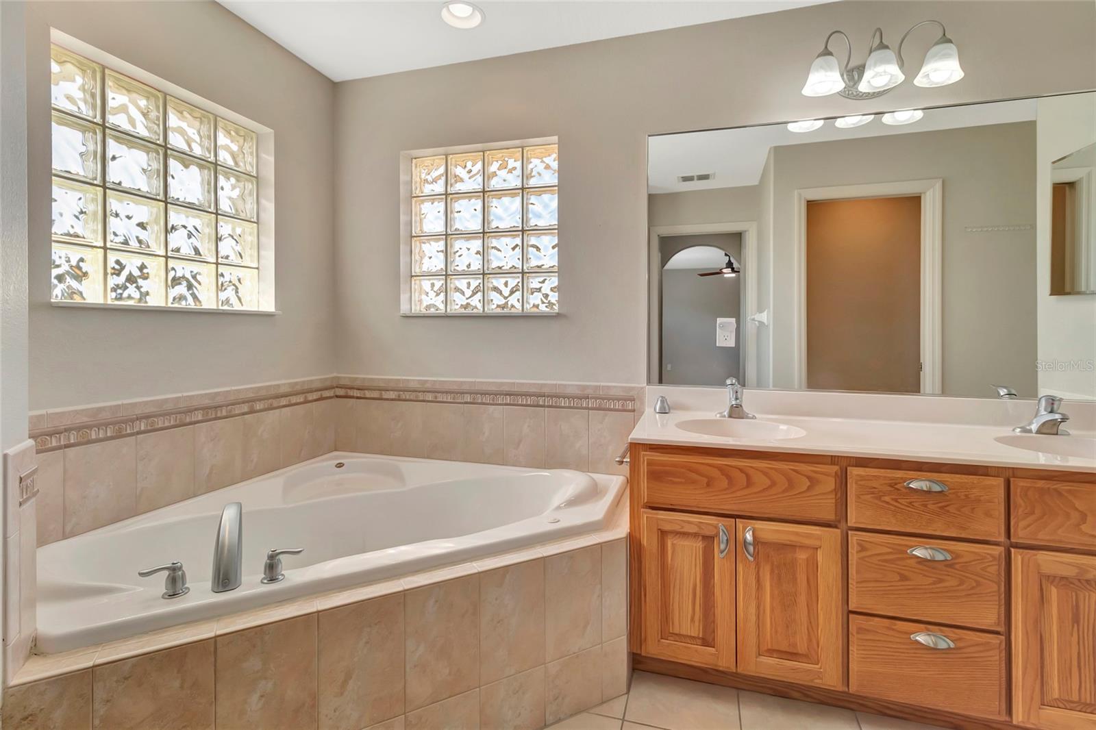 106 FAIRWAY CIR, UMATILLA, FL, 32784