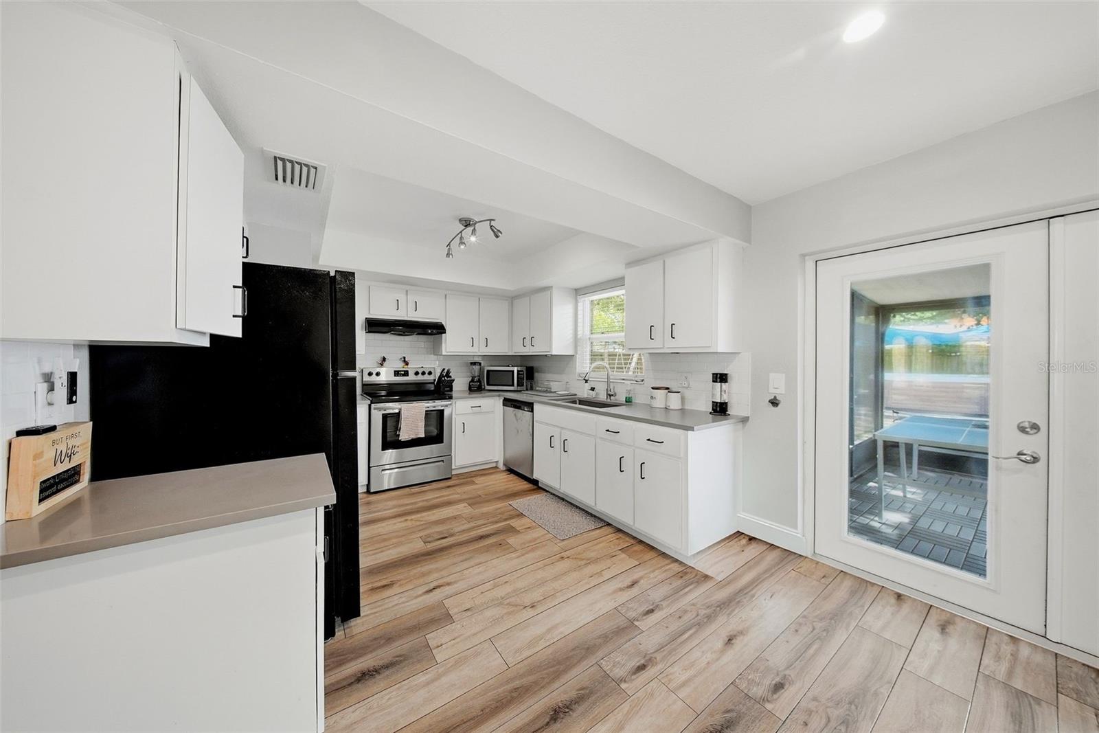 7976 SHADOW RUN DR, LARGO, FL, 33773