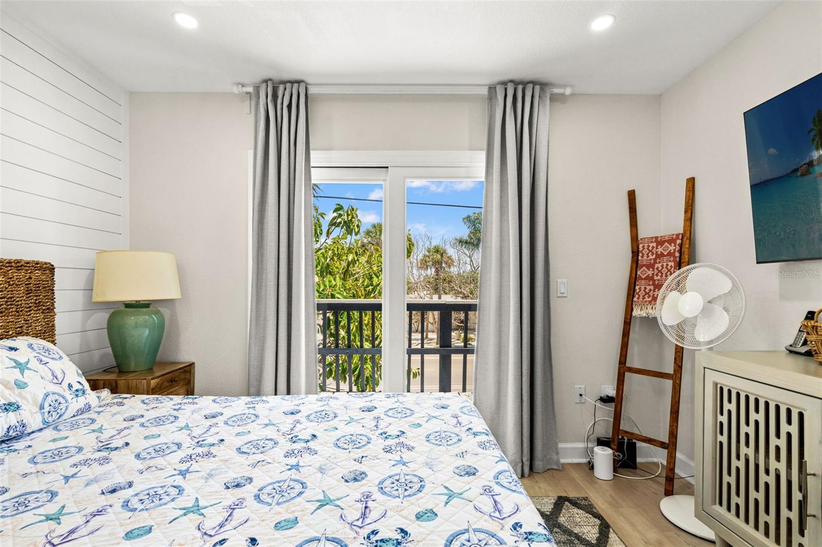 8106 GULF DR, HOLMES BEACH, FL, 34217