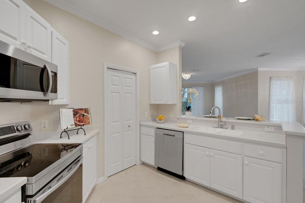 684 GRASSLANDS VILLAGE CIR, LAKELAND, FL, 33803